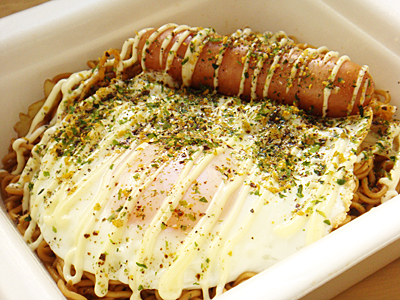 目玉焼き＆ウィンナーのせヤキソバ